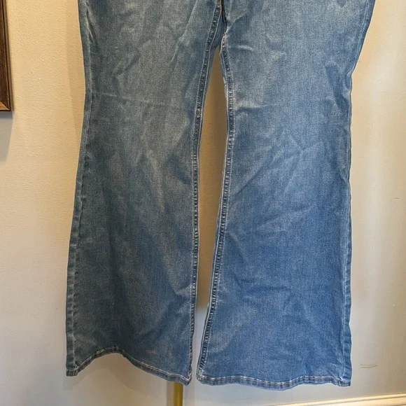 Celebrity by Pink Women's button-fly mid-rise Blue flare Jeans NWT 13/31 - Picture 5 of 11